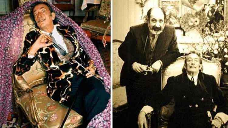 <p>Dali’nin Paris’te oteline gittim, 101 numarada kalıyormuş. Kapısını açtım, bana bakıyor; “Niye benim fotoğrafımı çekmek istiyorsun?” dedi. “Çok meşhursun da onun için.” dedim. “Benim dakikam 25 bin dolardır.” dedi. “Güzel ama ben bir dakikada fotoğraf çekemem ki!” dedim. Beni tuttuğu gibi dışarı attı. O akşam bir Yahudi arkadaşımla yemeğe gittim. “Dali beni dışarı attı.” dedim, “O benim vaftiz babam.” dedi. “Ama sen Yahudi’sin o Hıristiyan nasıl olur?” dedim. “Sen karışma.” dedi, gitti konuştu. Ertesi sabah saat 11’de gittik. Dali bana bakıyor ben ona. “Senin fotoğrafını çekmeliyim. Adamakıllı bir fotoğrafın yok.” dedim. “Kimse yokken gel.” dedi. Ertesi gün saat onda gittim, üç gazeteci daha geldi. “Hani benden başka kimse olmayacaktı.” dedim. “Dur ben onları hemen salarım.” dedi. Elinde de gümüş saplı bir baston var. “Bilin bakalım, ziftin formülü nedir?” dedi. Kimse bilemedi. Formülü kafadan attı. “Benim adım Salvador Dali, bu bastonu ziftin içine sokar çıkarırım. Beş kuruşluk baston olur 50 bin dolar. Sen bunu yaparsan deli derler. Şimdi dediğimden ne anladınsa git onu yaz.” dedi. Üçünü birden toplayıp dışarı attı. O fotoğrafları o gün çektim.</p>