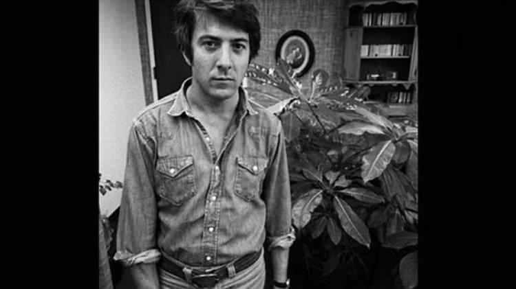 <p>Ünlü oyuncu Dustin Hoffman’ı New York’taki bürosunda üzerine gazete kağıdı serdiği masasında peynir, zeytin, ekmek yerken yakaladı...</p>