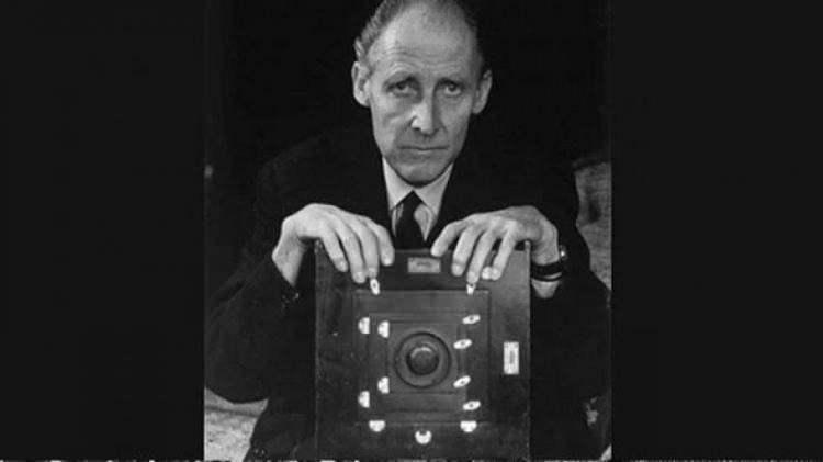 <p>1960 yılında ünlü fotoğrafçı Bill Brandt, Londra'daki evinde dizlerinin üzerinde...</p>