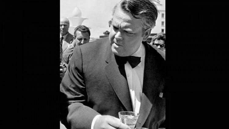 <p>Hayatı boyunca 17 kez Cannes Film Festivali'ne giden Ara Güler, 1958 yılında 11.'si düzenlenen festivalde de yönetmen Orson Welles'in fotoğrafını bu şekilde çekmiş</p>