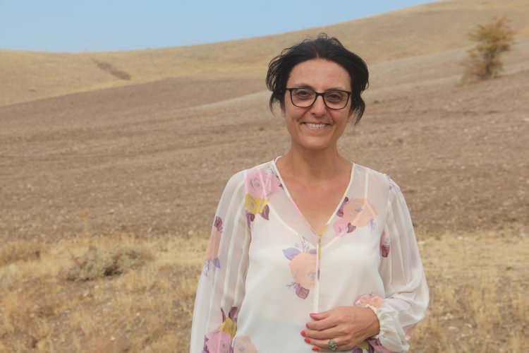 <p>Aynı zamanda salep ve badem ekimine de başlayan Arslan, gününün büyük bir bölümünü traktör üzerinde tarla sürerek geçiriyor. Arslan, günün diğer saatlerinde ise yine öğrencilerine online olarak Fransızca dersi vermeyi sürdürüyor.</p>
<p> </p>