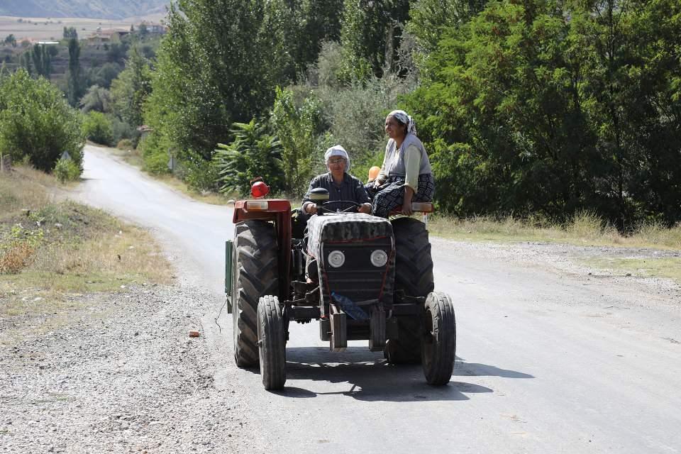 <p>Sebzeleri ve meyveleri kendim yetiştirdim ve onları satarak çocuğumu okuttum. Eşim 59 yaşında çok genç öldü. Her iş bana kaldı. Ben de işleri kendim yapmaya başladım ve zamanla alıştım."</p>
<p> </p>