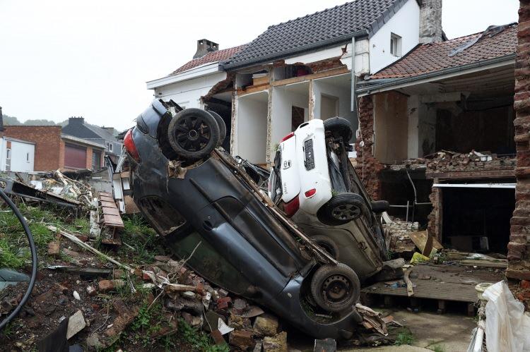 <p>Liege'in kuzeyinde, 2014'ten bu yana kullanılmayan 10 kilometrelik A601 otobanı, 3 aydır selden çıkarılan moloz atıklarıyla dolu.</p>
<p> </p>