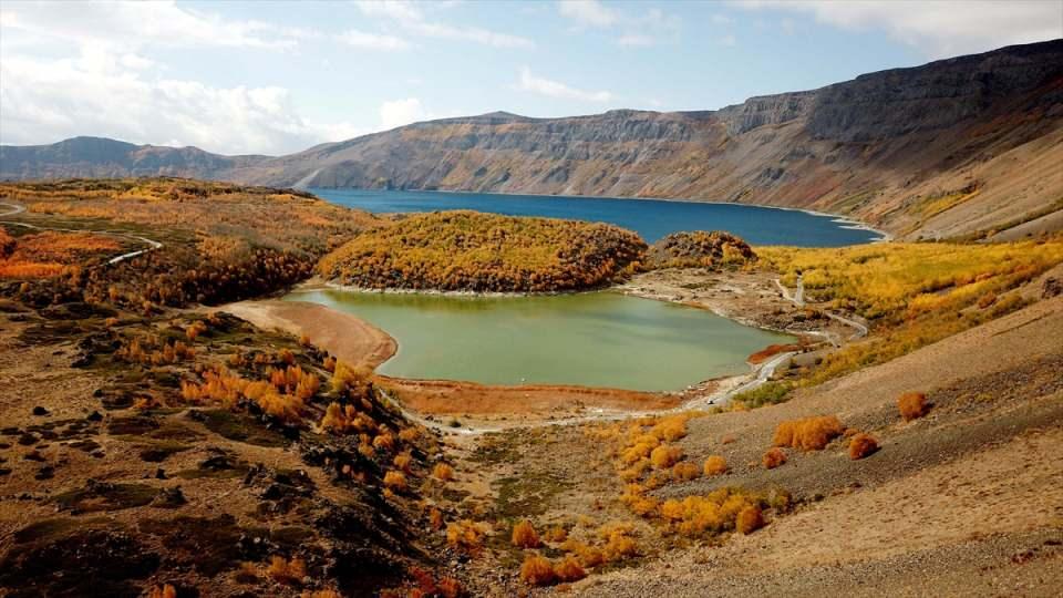 <p>Dünyanın ikinci, Türkiye'nin en büyük krater gölü olan 2 bin 250 rakımdaki Nemrut Krater Gölü, sonbahar renkleriyle ayrı bir güzelliğe kavuştu.</p>

<p> </p>
