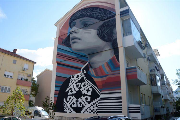 <p> Bosna Hersek'in güneyindeki Mostar kentinin sokaklarını süsleyen birbirinden ilginç duvar resimleri, "Street Art Cities" isimli platform tarafından dünyanın en etkileyici 25 sokak sanatı listesinde yer aldı.</p>
