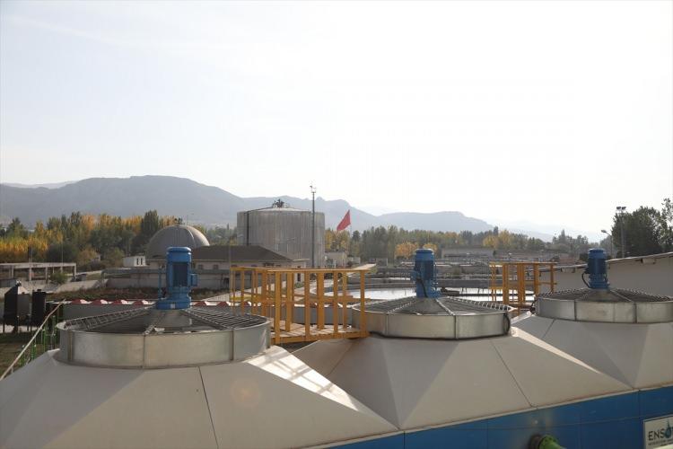 <p>Bunu yaparken oluşan atık ısıdan buhar türbini veya ORC sistemleri ile elektrik üretimi gerçekleştiriyor ya da proses buharı olarak müşterilerimizin kullanımına sunuyoruz. Böylece yenilenebilir enerji statüsünde elektrik elde edebiliyoruz." dedi.</p>