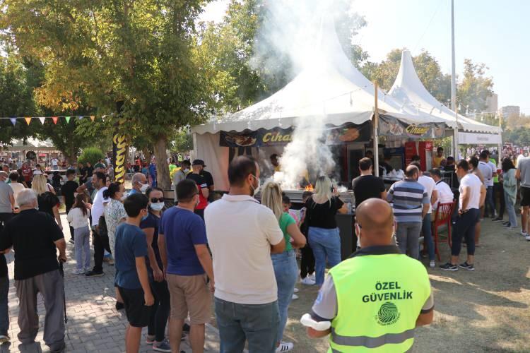 <p><strong>“Türkiye’yi kebaba Adana’da doyurduk”<br />
</strong><br />
Yurt dışından festival için tur geldiğini söyleyen Serttaş, “Özellikle yurt dışından gelen turlar bizi çok mutlu etti. Ülke içinden gelenler her zaman Adana’ya geliyor ama yurt dışından festival için vatandaşların turla gelmeleri bizi mutlu etti. Türkiye’yi kebaba Adana’da doyurduk. Gerçek Adana Kebap’ın tadına bakmak isteyenler bu festivale geldiler” dedi.</p>
<p> </p>