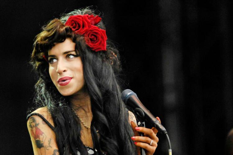 <p><strong>Şarkıları tüm dünyada çok sevilen ve dinlenen İngiliz şarkıcı Amy Winehouse'un aralarında kıyafetlerinin de bulunduğu eşyaları açık artırmaya çıkıyor. Elde edilen gelir, uyuşturucu ve alkol bağımlısı gençlere yardım için faaliyetler yürüten Amy Winehouse vakfına bağışlanacağı öğrenildi.</strong></p>
