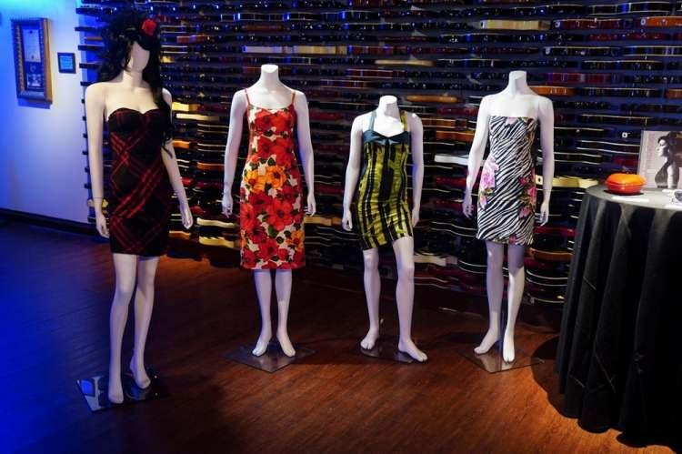 <p><strong>Açık artırmaya çıkacaklar arasında Amy Winehouse'un ölmeden önce Belgrad'takison konserinde giydiği elbise de var.</strong></p>
<p> </p>