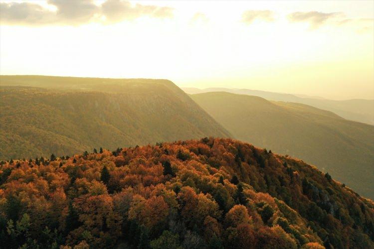 <p>"Bakacak" tepesiden sonbaharla Bursa manzarası</p>

<p>Uludağ'a gelenlerin ilk uğrak noktalarından biri de seyir tepesi "Bakacak" bölgesi oluyor.</p>
