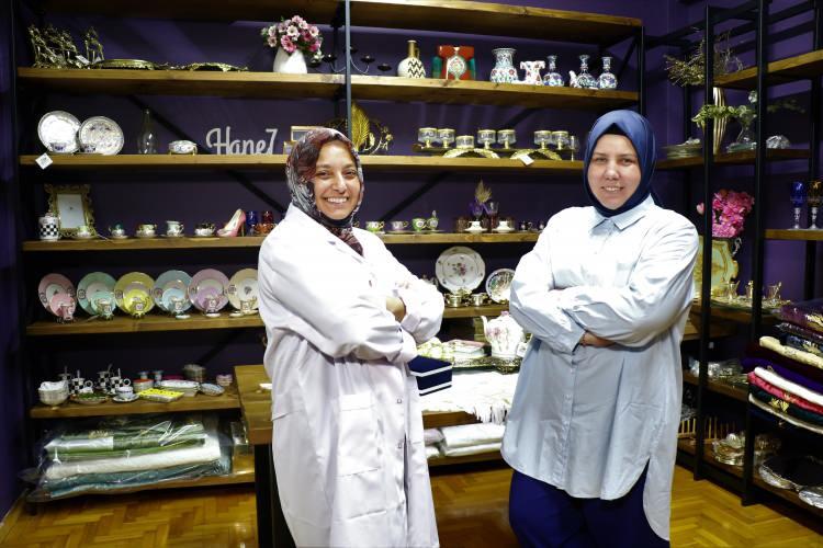 <p>Düzce’de köy evini adeta mini bir fabrikaya çeviren iki ev hanımı, tamamı el işçiliği, Türk motifinin en güzel örneklerini taşıyan ürünlerini internet üzerinden dünyaya pazarlıyor.</p>
