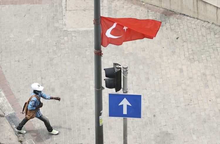<p>Cumhurbaşkanı Recep Tayyip Erdoğan'ın Angola'nın başkenti Luanda'ya yapacağı ziyaret öncesinde sokaklara Türk bayrakları asıldı.</p>
