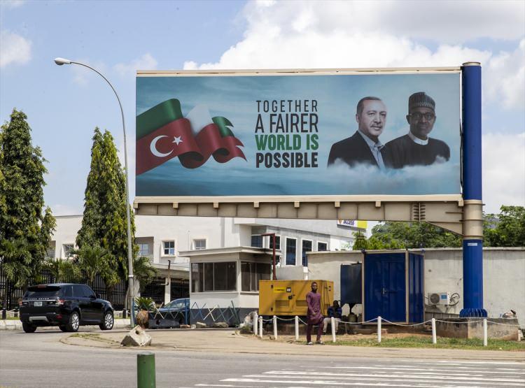 <p><strong>NİJERYA, ERDOĞAN'I BEKLİYOR</strong></p>

<p>Cumhurbaşkanı Recep Tayyip Erdoğan'ın ziyaret edeceği Nijerya'nın başkenti Abuja'daki bilboardlara, Erdoğan ve Nijerya Cumhurbaşkanı Muhammed Buhari'nin fotoğrafları ile "Daha Adil Bir Dünya Mümkün" sözlerinin yer aldığı afişler asıldı.</p>
