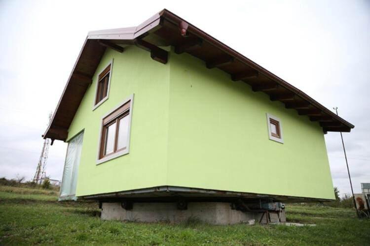 <p>Yaptığı bu zorlu yeniliklerden sonra, karısının olası başka isteklerine karşılık oldukça iyi bir çözüm bularak, en yüksek hızda 22 saniyede, en düşük hızda da 24 saniyede tam tur yaparak dönen bu evi inşa etmiş.</p>

<p> </p>
