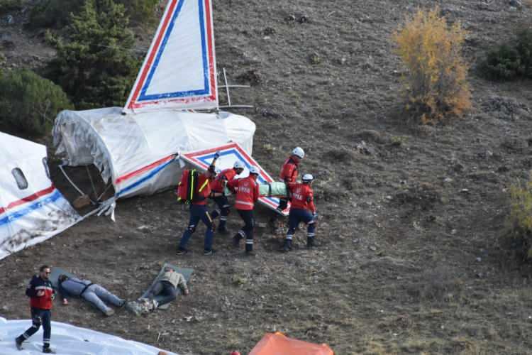 <p>Diğer yaralının acil durumu nedeniyle Türk Silahlı Kuvvetlerinden helikopter talep edildi. </p>