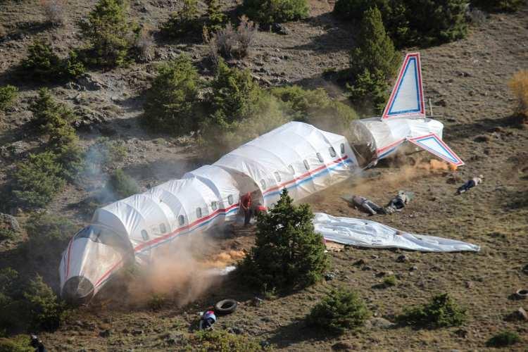 <p>Çağrı üzerine kaza kırım alanına gelen helikopter, UMKE ekipleri tarafından sedye üzerinde kurulan çelik halat asansör yardımıyla yaralıyı aldı.</p>