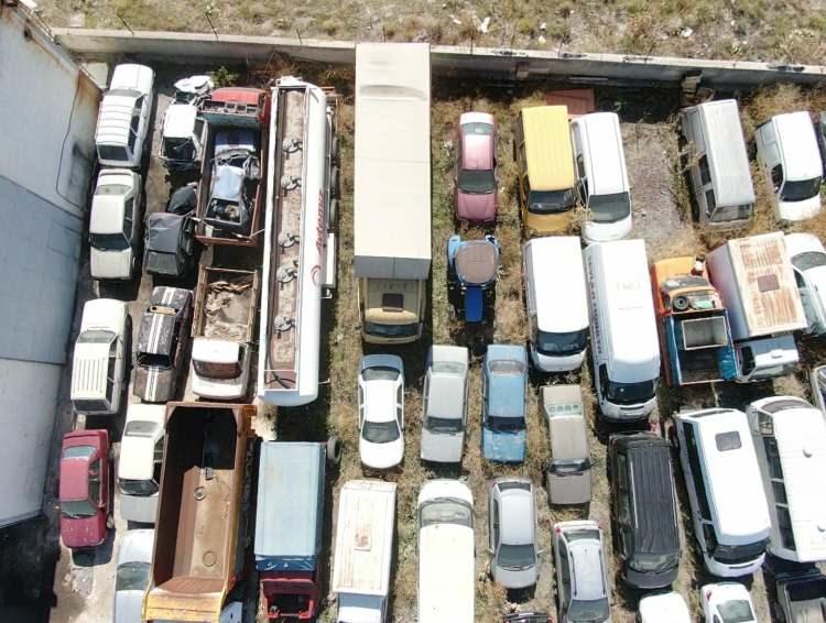 <p>Otoparkta 300'ü geçkin araba var, Türkiye genelini hesaplarsak korkunç rakam. Topla, hem çevre hem görüntü kirliliği ortadan kalksın, ekonomiye dönsün. Milli servet heder oluyor, çürümesin.</p>
