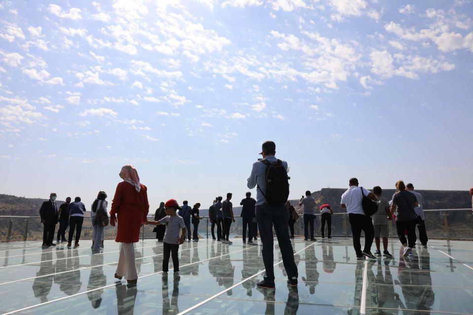 <p>Yavuzeli ilçesindeki tarihi Rumkale'de yapımı tamamlanan, 270 metrekarelik cam teras açıldı. Bölgeye gelenler, Rumkale ve Fırat Nehri manzarasını camın üzerinde yürüyerek seyredebiliyor. </p>
<p> </p>