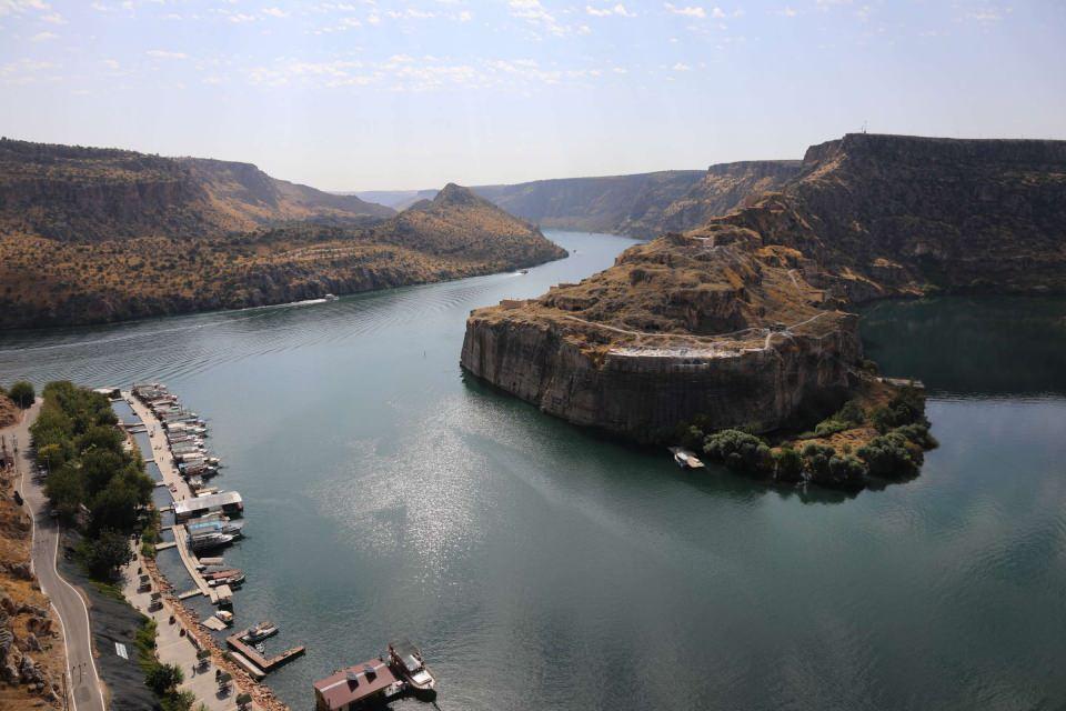 <p>Tarihi Rumkale, içerisinde yer alan yapıların yanı sıra Fırat Nehri boyunca uzanan doğal güzelliğiyle de yerli ve yabancı turistlerin ilgisini çekiyor. </p>
<p> </p>
