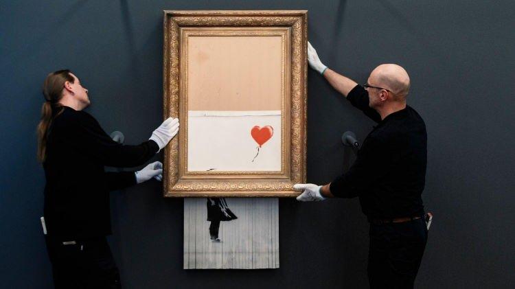 <p><strong>İngiliz sokak sanatçısı Banksy'nin 2018'de satıldıktan sonra parçalanan "Kırmızı Balonlu Kız" adlı eseri, 18,5 milyon sterline alıcı bulduğu öğrenildi.</strong></p>

<p> </p>
