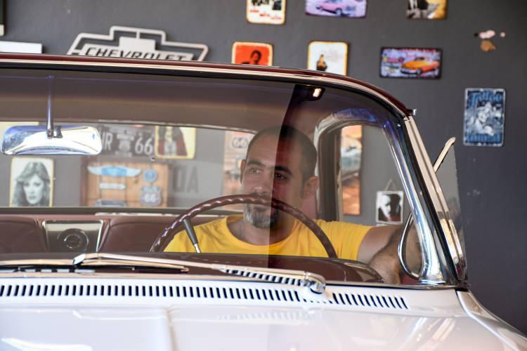 <p>Adana'da yaşayan Murat Yapru, hurdaya ayrılmış klasik otomobilleri, aylar süren restorasyon çalışmasının ardından orijinal görünümlerine kavuşturuyor.</p>

<p> </p>
