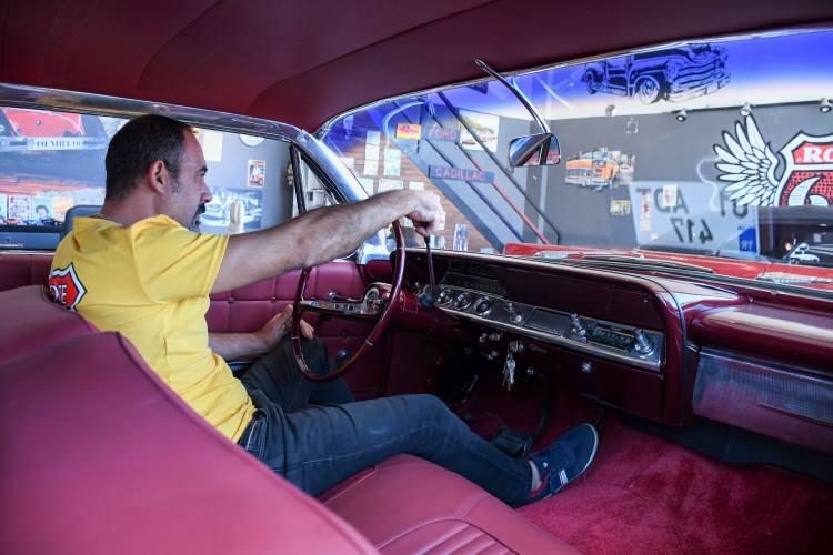 <p>Klasik otomobil ustası Murat Yapru, araç onarım ve restore işini 8-9 yaşlarından itibaren tamirciliği hobi olarak yapan babasının yanında öğrendiğini söyledi.</p>
