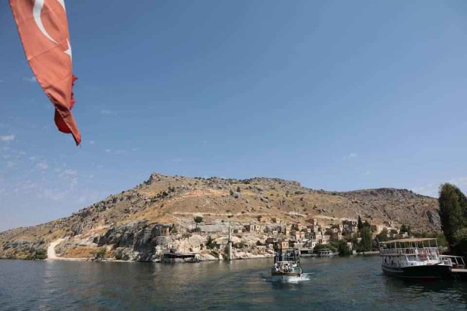 <p>Kahramanmaraş'tan Rumkale'ye gelen Munise Şahintaş, cam terasta yürümenin farklı bir duygu olduğunu belirterek, "Rumkale havası ve manzarasıyla büyüleyici bir yer. </p>