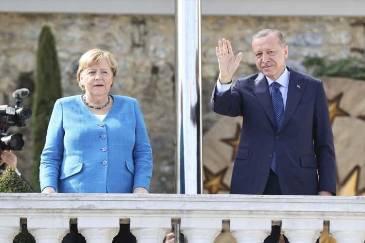 <p>İkili arasında yapılan görüşmede Türkiye ve Almanya ilişkilerinin yanı sıra bölgesel sorunların da ele alınacağı bildirildi. Göç ve mülteci sorununun da özel görüşmede konuşulacağı öğrenildi.</p>
