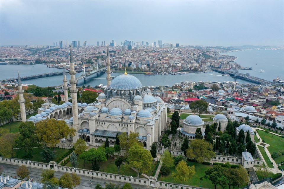 <p>Vakıflar İstanbul 1. Bölge Müdürlüğü Sanat Eserleri ve Yapı İşleri Şube Müdürü Emre Öztürk, AA muhabirine yaptığı açıklamada, Süleymaniye Külliyesi'nin 63 bin 500 metrekarelik bir alana kurulduğunu ve yapımına 1550 yılında dönemin padişahı Kanuni Sultan Süleyman'ın talimatıyla Mimar Sinan tarafından başlandığını söyledi.</p>

<p> </p>
