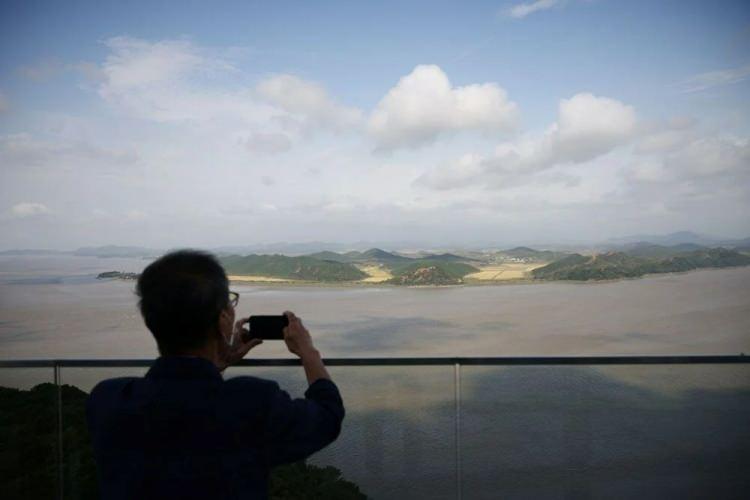 <p>Kuzey Kore, 2009 yılında, Kim Jong-un felç geçiren babasının yerine geçmek için yetiştirilirken, 2009 yılında Keşif Genel Bürosu adlı yeni bir casus teşkilatı kurdu. Büro şefi ise Kuzey Kore liderinin en güvenilir yardımcılarından biri olmaya devam eden Kim Kuk-song’du. </p>
<p>Albay, Mayıs 2009'da Güney'e sığınan eski bir Kuzey Koreli yetkiliyi öldürmek için bir "terör görev gücü" oluşturmak üzere komuta zincirine bir emir geldiğini söyledi.</p>
<p> </p>