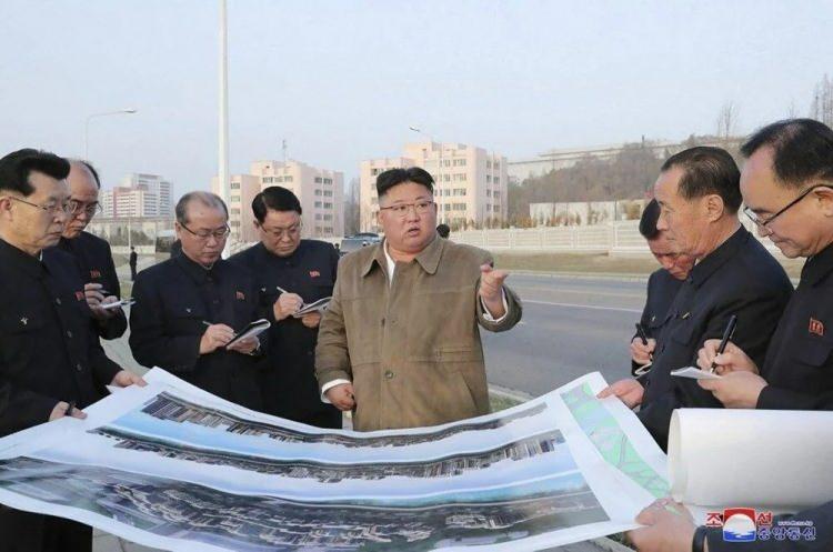 <p>DOLARLARI KASAYA DOLDURMAK İÇİN UYUŞTURUCU ÜRETTİ</p>

<p>Öte yandan Kuzey Kore lideri Kim Jong-un kısa süre önce ülkenin büyük bir kriz ile karşı karşıya olduğunu açıkladı. Nisan ayında halkını başka bir "zorlu yürüyüşe" hazırlamaya çağırdı. Bu, 1990'larda Kim Jong-İl’in yönetimindeki feci bir kıtlığı tanımlamak için kullanılanla aynı ifade. O zamanlar, Kim Kuk-song, Operasyon Departmanı’ndaydı ve Yüce Lider için "devrimci fonlar" toplaması emredildi.</p>

<p> </p>
