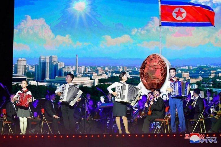 <p>UYUŞTURUCUDAN GELEN PARA NEREYE GİTTİ?</p>
<p>Kim, uyuşturucudan gelen paranın nereye gittiğini ise şu şekilde açıkladı:</p>
<p>"Kuzey Kore'deki tüm para Kuzey Kore liderine aittir.O parayla villalar inşa eder, araba alır, yiyecek alır, giysi alır ve lüksün tadını çıkarırdı.”</p>
<p>1990'larda Kuzey Kore'nin uzun süreli gıda kıtlığı nedeniyle ölenlerin sayısı yüz binlerce ila bir milyon arasında değişiyor.</p>