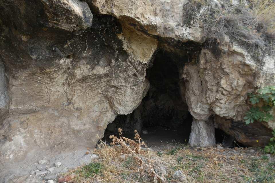 <div>Muhtemelen daha önceki süreçlerde de burada soğuk günlerde çobanlar burada ateşler yakmışlar, onun isleri de mağarayı iyice kararmış durumda" diye konuştu. </div>

<div> </div>

<div> </div>
