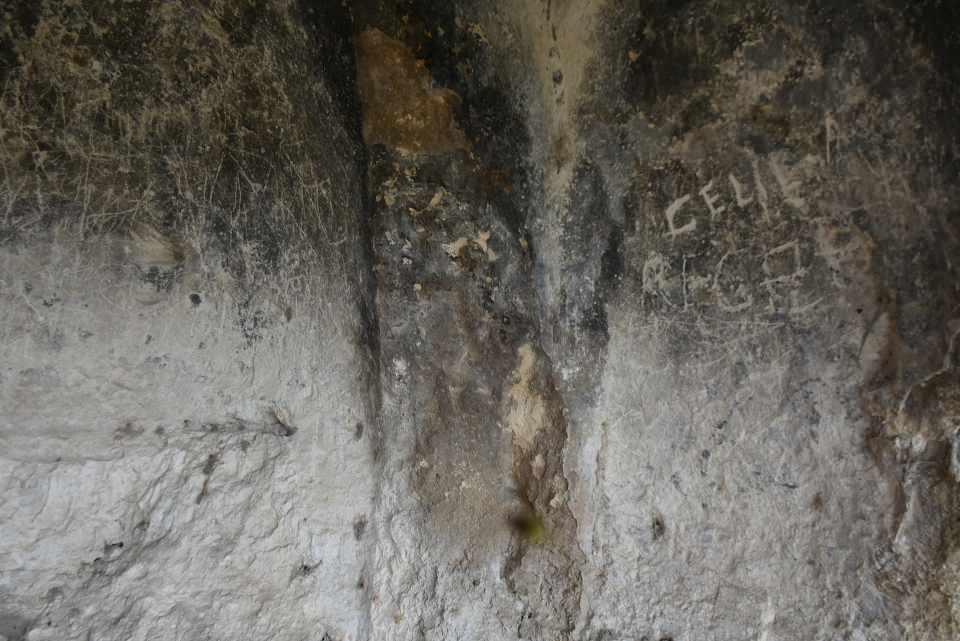 <div>2004'lerde çalışmaya başladığımızda burada koyun bakılıyordu ve temizlemeye başladığımızda kalın bir gübre tabakasını çıkartıp attık ve ondan sonra zemine inebildik. </div>