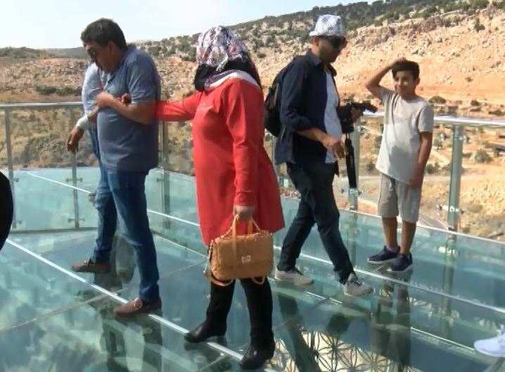 <p>Bazı arkadaşlarımız yürürken korktu ama yükseklik korkusu olmayan tüm vatandaşlar mutlaka gelip görmeli" diye konuştu.</p>
