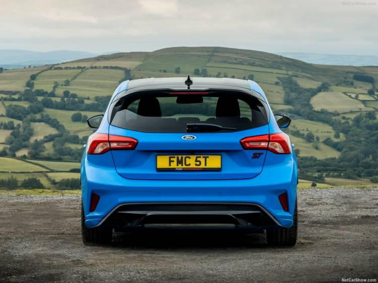 <p>Ford'un insan odaklı tasarım felsefesinin yeni yorumuyla Focus'un dış tasarımına daha fazla güven ve cesaret getirilirken, Titanium, ST-Line ve Active versiyonları daha belirgin bir yaklaşımla geliştirildi. </p>