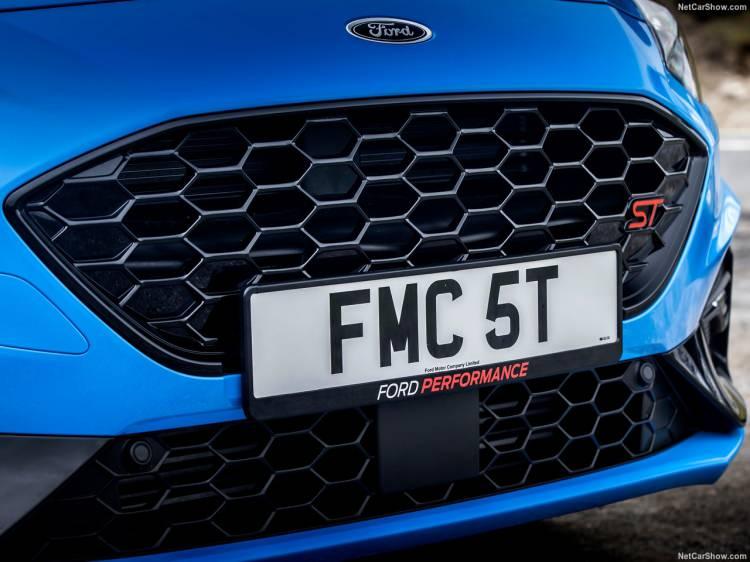 <p>Ford'dan yapılan açıklamaya göre, yeni Ford Focus, müşterilere etkileyici bir tasarım dili sunarken, daha konforlu, etkileşimli ve sınıfının lideri sürüş deneyimi yaşatmayı hedefliyor.</p>
