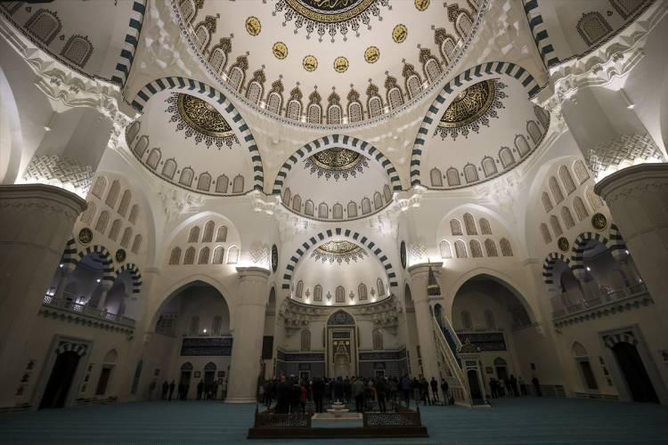 <p>Başkent Ankara'da, vatandaşlar Mevlit Kandili dolayısıyla Melike Hatun Camisi'nde namaz kılıp dua etti.</p>
