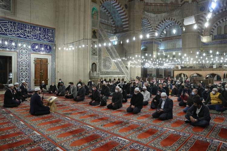 <p><strong>EDİRNE</strong></p>

<p>Edirne Selimiye Camisi'nde Mevlid Kandili dolayısıyla program düzenlendi. Camiyi dolduran vatandaşlar dua edip namaz kıldı.</p>

<p> </p>
