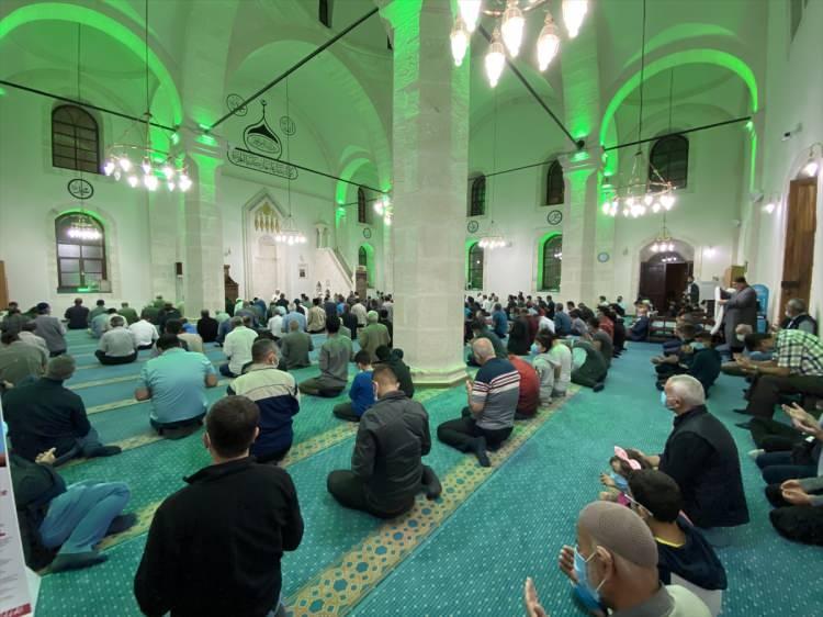 <p><strong>ADIYAMAN</strong></p>

<p>Adıyaman'da yatsı namazının ardından Ulu Cami'nde düzenlenen programda, Kur'an-ı Kerim okundu, dualar yapıldı.</p>

<p>Program sonrası Adıyaman Belediyesince vatandaşlara kandil simidi dağıtıldı.</p>
