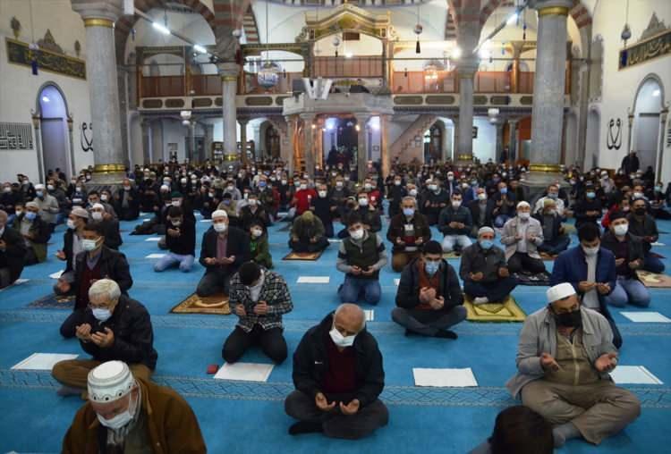 <p><strong>KÜTAHYA</strong></p>

<p>Kütahya İl Müftülüğünce tarihi Ulu Cami'de Mevlit Kandili dolayısıyla program düzenlendi.</p>

<p> </p>
