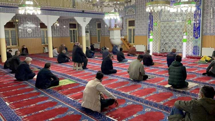 <p><strong>KARABÜK</strong></p>

<p>Karabük'teki camilerde Mevlit Kandili, dualarla idrak edildi. Kent merkezindeki Ulu Cami'de düzenlenen programda dualar edildi, mevlit ve ilahiler okundu.</p>

<p> </p>

