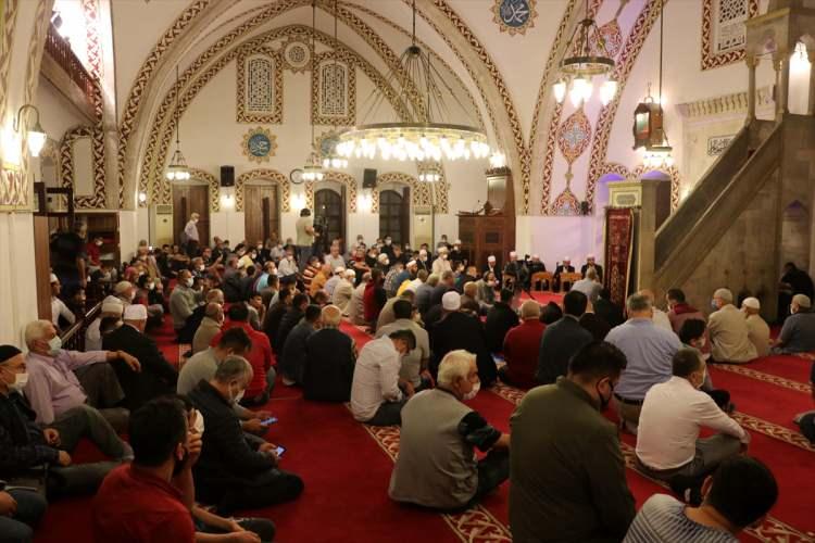 <p><strong>HATAY</strong></p>

<p>Hatay'da Anadolu'da inşa edilen ilk cami olma &ouml;zelliğini taşıyan Habib-i Neccar Camisi'nde Hazreti Muhammed'in d&uuml;nyaya geldiği g&uuml;n olan Mevlit Kandili, dualarla idrak edildi.</p>

<p>&nbsp;</p>
