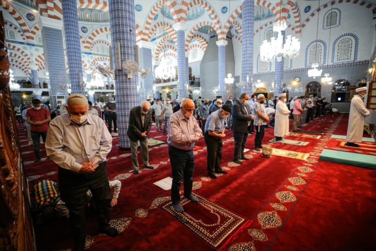 <p><strong>MERSİN</strong></p>

<p>T&uuml;rkiye'nin en b&uuml;y&uuml;k camilerinden biri olan Mersin'in merkez Yenişehir il&ccedil;esindeki 6 minareli Muğdat Camisi'nde yatsı namazı &ouml;ncesi kandil programı d&uuml;zenlendi.</p>

<p>&nbsp;</p>
