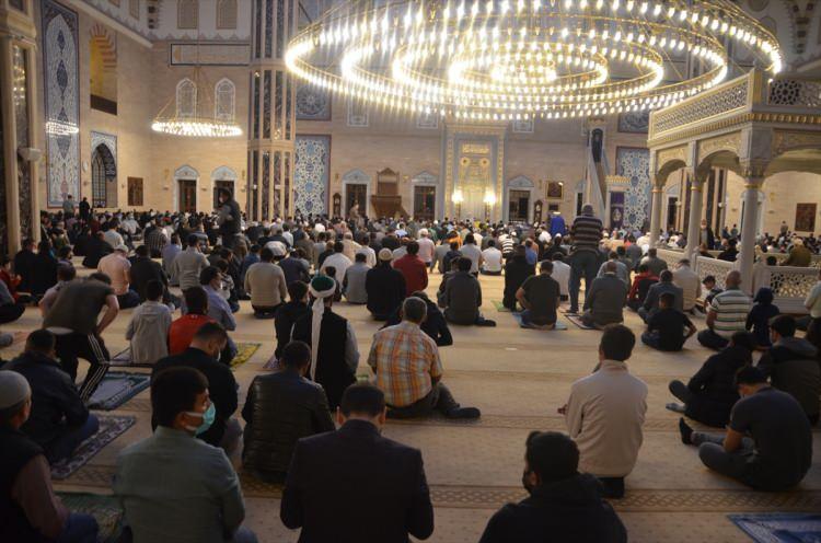 <p><strong>KAHRAMANMARAŞ</strong></p>

<p>Kahramanmaraş'ta Mevlit Kandili dolayısıyla Abdulhamithan Camisi'nde program d&uuml;zenlendi. Yatsı namazının ardından, Kur'an-ı Kerim okundu, şehitler i&ccedil;in dualar okundu.</p>

<p>&nbsp;</p>
