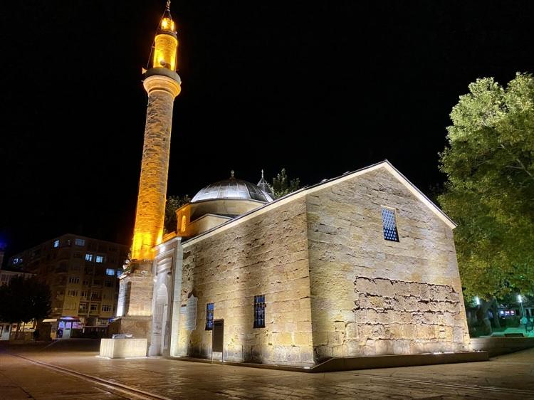 <p><strong>KIRŞEHİR</strong></p>

<p>Kırşehir'de Mevlit Kandili nedeniyle tarihi Ahi Evran Camisi'nde vatandaşlar kandil programına katılarak, dua etti.</p>
