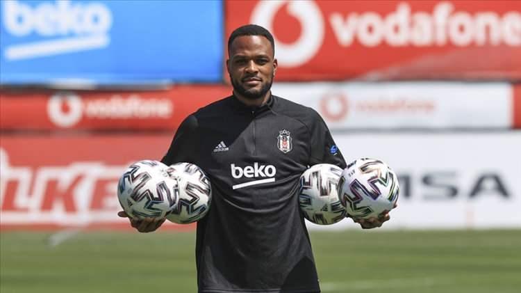 <p><br />
Cyle Larin - Beşiktaş<br />
<br />
Piyasa değeri: 11.50 mil. €</p>
