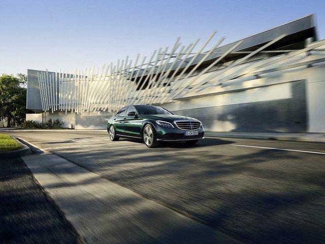 <p><strong>MERCEDES-BENZ</strong></p>
<p>Mercedes-Benz, C-Serisi Sedan otomobillerde<strong> 355 bin TL</strong> krediye Ekim ayına özel, <strong>12 ay ve yüzde 1.44</strong> faizli kredi seçeneği sunuluyor. </p>
<ul>
</ul>