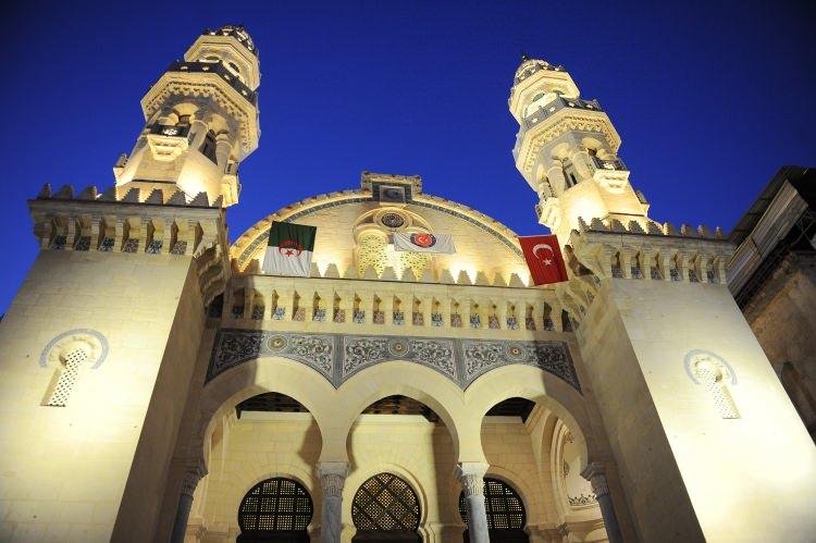 <p>Cezayirli tarihçilere göre, Fransız sömürge yönetimi 1832'de söz konusu camiyi katedrale çevirmek istedi. Buna karşı çıkan yerel halk, Keçiova Camisi'nde nöbet tutarken, Fransız birlikleri camiyi içeridekilerle birlikte top atışına tuttu. Bazı kaynaklara göre, burada yaklaşık 4 bin kişi öldürüldü, camideki mushaflar da yakıldı. Sonrasında silah deposu ve piskopos lojmanı olarak kullanılan cami, Fransızlar tarafından 1844'te yıkılarak yerine katedral inşa edildi.</p>