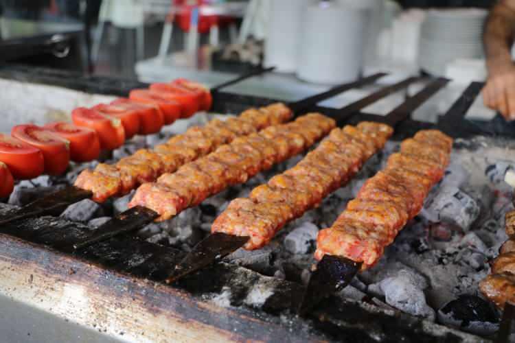 <p><strong>“En çok tercih edilen Adana Kebap oldu”<br />
</strong><br />
Tüm Restoranlar ve Turizmciler Derneği (TÜRES) Adana Şube Başkanı Bilal Serttaş, bu yıl Lezzet Festivali'nin geçen yıllara göre daha iyi olduğunu ifade ederek, “Adana’da esnafın yüzü gülüyor. Çok güzel bir festival oldu. Yaklaşık 300 bin kişi civarında katılım oldu. </p>